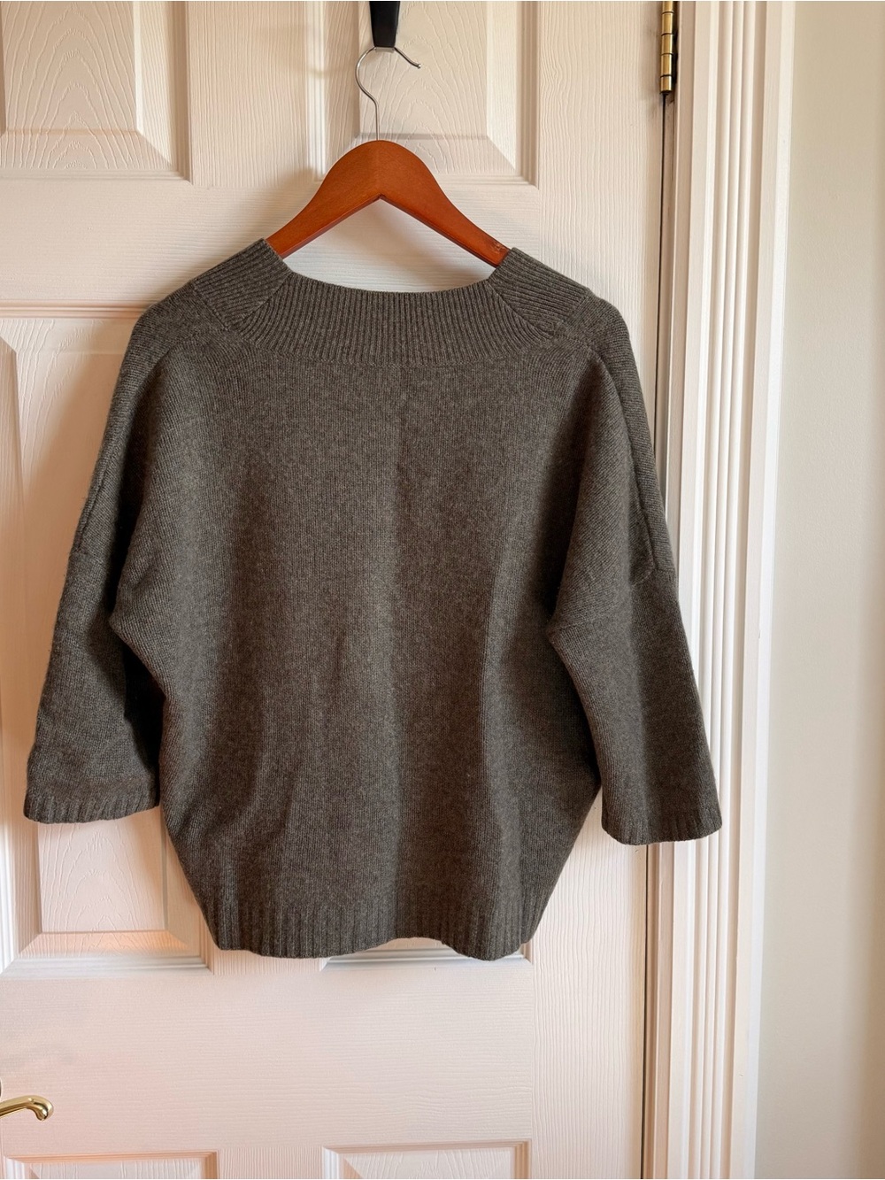 White + Warren Cashmere V-Neck Sweater 🌿 - Picture 4 of 4